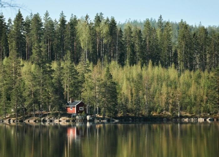 Mökki järvenrannalla
